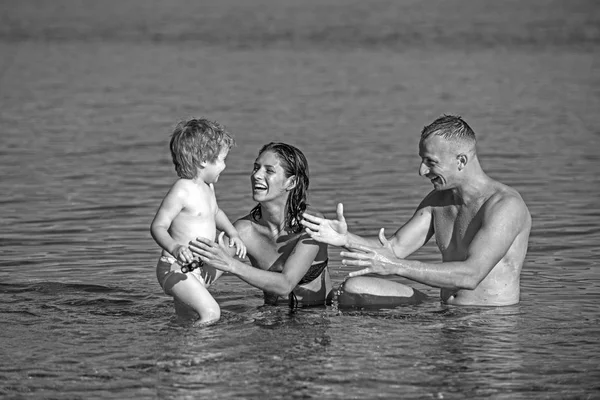 快乐家庭的暑假。在海水中快乐家庭的夏日休息. — 图库照片