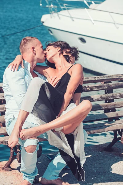 Schöner Mann küsst sexy Mädchen in der Meeresbucht. schöner Mann und sexy Mädchen mit roten Lippen küssen nahe Jacht. — Stockfoto