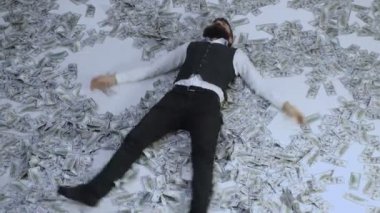 İş adamı, milyoner, milyarder, birçok banknot ile sakallı adam. İş adamı banknotlar içinde yatıyor. Banka konsepti. Tasarruf kavramı tasarrufu. İş konsepti. Para ile sakallı zengin adam nakit.