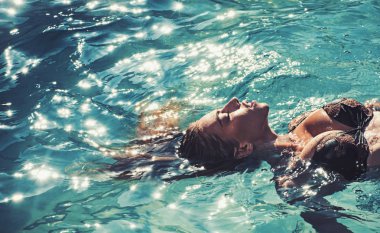 Maldivler veya Miami beach su. Spa Yüzme Havuzu, ferahlık ve Cilt Bakımı rahatlayın. Seksi kadın Karayip Denizi Bahamalar üzerinde. Kadının güzelliği nemli. Yaz tatili ve okyanus seyahat.