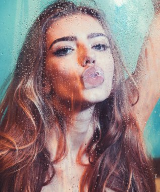 Fitness ve diyet. Plastik şeffaf levha ile su tutan seksi ince kadın fitness kavramı gösterir.