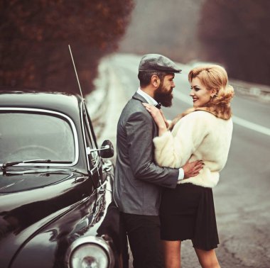 Romantik randevuya aşık bir çift. Seyahat ve iş gezisi ya da otostop. Sakallı adam ve kürk ceket seksi kadın. Mekanik sürücü tarafından Retro toplama araba ve oto onarım. Güvenlik tarafından kız eskort