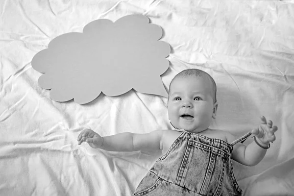 Πρώτη λέξη. Οικογένεια. Φροντίδα των παιδιών. Παιδική την ημέρα. Γλυκό μωράκι. Νέα ζωή και τη γέννηση. Πορτραίτο του ευτυχισμένο παιδάκι. Μικρό κορίτσι. Μπορώ να μιλήσω. Λέξη στο cloud. Παιδική ευτυχία — Φωτογραφία Αρχείου