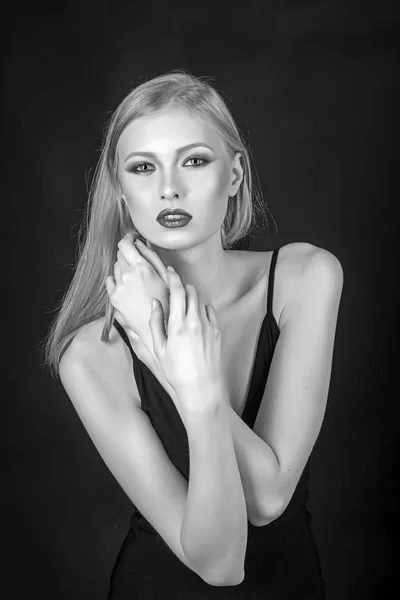 Sexy žena s blond vlasy izolované na černém pozadí. žena s dlouhými vlasy a světlé make-up v elegantní šaty. — Stock fotografie