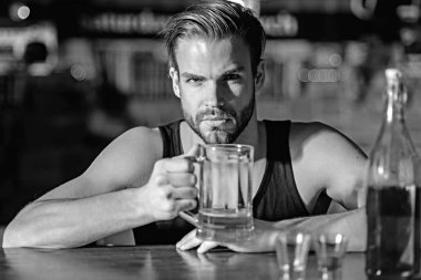 O bira büyük bir hayranıdır. Alkollü içecek addicting. Bira bardağı ile alkol bağımlısı. Adam alkol barda. Yakışıklı adam içki bira bar sayacı. Bira restoran. Alkol bağımlılığı ve kötü alışkanlık