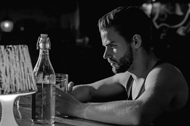 Bira gerçekten ciddiye alıyor. Yakışıklı adam içki bira bar sayacı. Bira bardağı ile alkol bağımlısı. Adam alkol barda. Bira restoran. Alkol bağımlılığı ve kötü alışkanlık. Alkollü içecek UOL