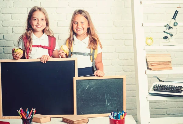 Χρόνου σχολείο των κοριτσιών. Σχολικός χρόνος παιδιών με μαυροπίνακα για αντίγραφο χώρου. — Φωτογραφία Αρχείου