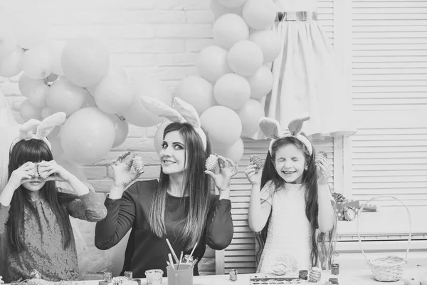 Happy family painting eggs for Easter — Stock Photo, Image