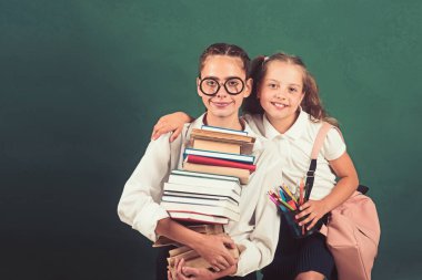 Kitap aşığı. Okulda sıkı çalışmaya hazır mısın 