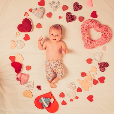 Seni seviyorum. Aile. Çocuk Bakımı. Tatlı küçük bebek. Yeni bir hayat ve Doğum. Seviyorum. Mutlu küçük çocuk portresi. Küçük kız kırmızı kalpler arasında. Çocukluk mutluluk. Sevgililer günü