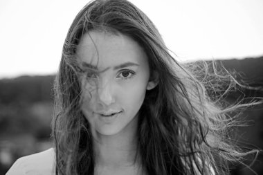 Doğal olmak daha şık. Doğal dalgalı saç modeli ile güzel kız. Sağlıklı saçlı Genç kadın. Uzun saç modeli ile sevimli kız. Saç Bakımı ve saç şekillendirme rutin