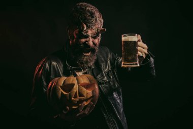 Cadılar Bayramı hipster şeytan içki bira siyah arka plan üzerine