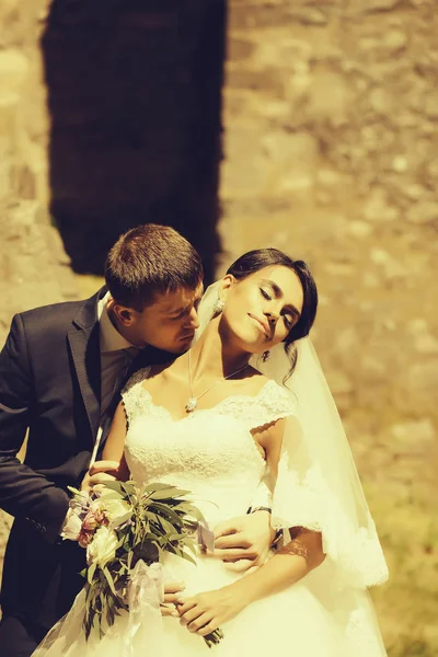 Sposo tiene e bacia sposa — Foto Stock