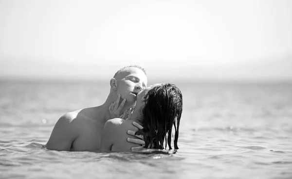 Beijando casal na lua de mel na água do mar . — Fotografia de Stock