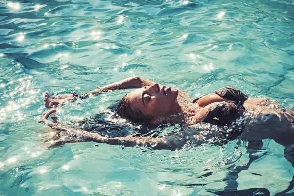 Maldivas o Miami Beach. La belleza de la mujer es hidratada en el baño. Vacaciones de verano y viajes al océano. Relájese en la piscina spa, refresco y cuidado de la piel. Mujer sexy en el mar Caribe en Bahamas . — Foto de Stock