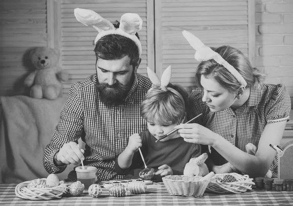 Великдень, мати, батько і дитина у вухах кролика — стокове фото
