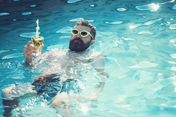 Relájese en el mar y balneario. relajarse del hombre barbudo nadar en la piscina o el agua de mar . — Foto de Stock