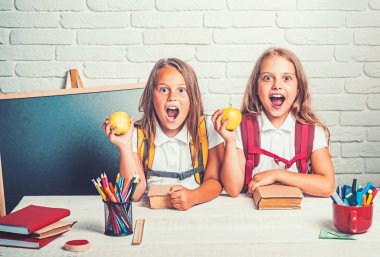 Derste 1 Eylül itibariyle mutlu okul çocukları. Küçük kızları öğle tatilinde elma yerim. Kız okul zamanı. Dostluk bilgi gün sınıfta küçük kız kardeş. Geri okul ve ev okullaşma