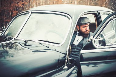 Çift Romantik tarihte aşık. Seyahat ve iş gezisi ya da hiking hitch. Eskort kız güvenlik tarafından. Sakallı adam ve arabada seksi kadın. Retro koleksiyonu araba ve otomatik mekanik sürücü tarafından tamir.