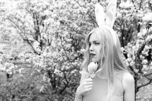 Schattig meisje met bunny oren houden magnolia bloem — Stockfoto