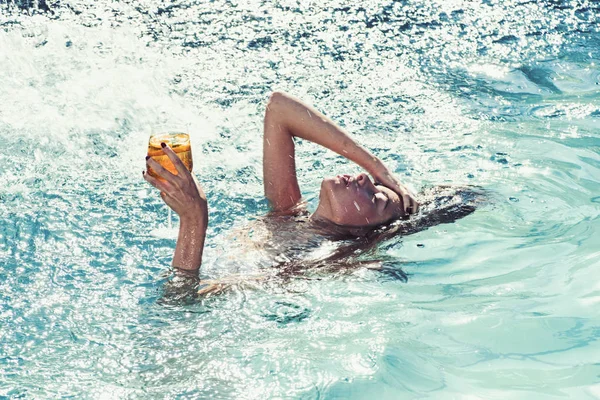 Frissítő és úszás a nyári medence. frissítő asszony-vízzel, koktélok és gyümölcsök — Stock Fotó