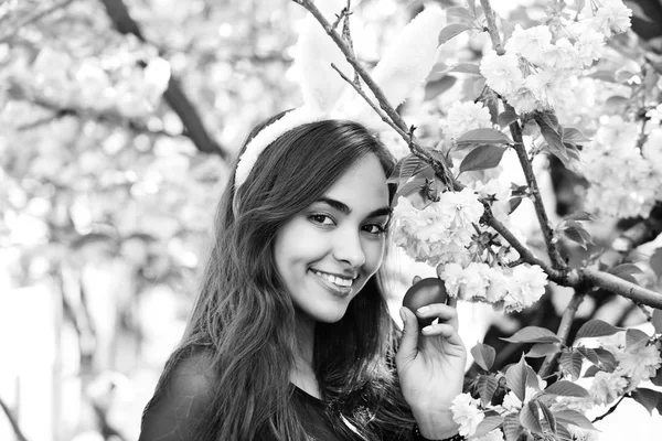 Oreilles de lapin sur femme avec des fleurs de sakura de printemps et oeuf de Pâques — Photo