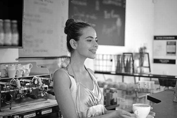 Põe a cafeína na corrente sanguínea. Mulher barista no café. Barista servir xícara de bebida de café quente com sorriso. A fazer café no café. Mulher bonita ficar atrás do balcão de café — Fotografia de Stock