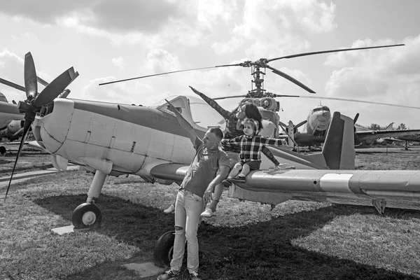 Vi älskar att flyga. Familjen par med son på semester resa. Kvinna och man med pojke barn på helikopter. Lycklig familj semester. Air tour och resor. Njuter av flygresor — Stockfoto