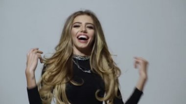 Uzun kıvırcık saçlı güzel moda kız. Stüdyodan bir kız. Reklam, saç ürünleri, Güzellik Salonu, kozmetik, giyim. Moda, butik. Beyaz arka planda izole büyük dudaklar ile kız.