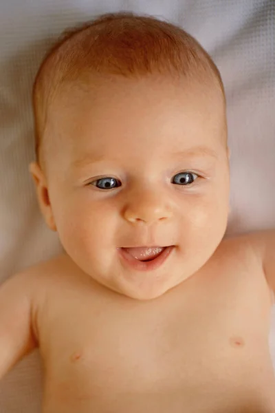 Geburt und Betreuung von Neugeborenen. Gesundheitsversorgung für glückliches Baby. Geburt ohne Schmerzen. gebären ein Kind. neues kleines Neugeborenes, große Freude. sehen hell und glücklich aus — Stockfoto