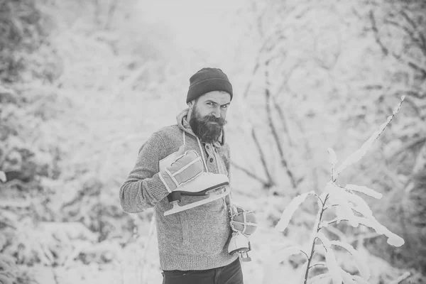 Uomo barbuto con pattini nella foresta innevata . — Foto Stock