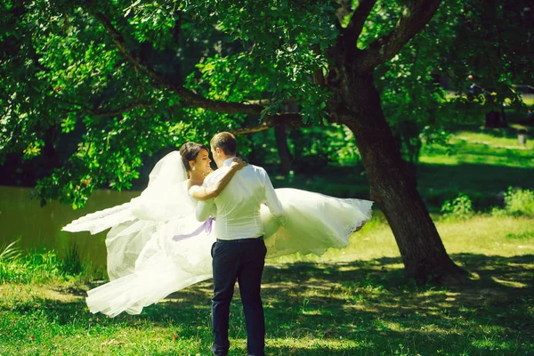 Guapo novio hombre rodeando novia — Foto de Stock