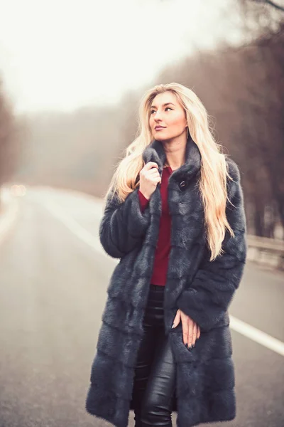 Sexy Frau im Pelzmantel. Reise und Geschäftsreise oder per Anhalter. Luxusfrau mit langen blonden Haaren — Stockfoto