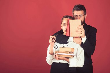 Kırmızı arka plan, kopya alanı üzerinde bir kız öğrenci yardımcı İlköğretim Okulu öğretmen