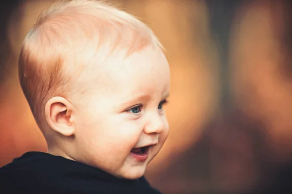 금발 머리 미소 야외, 유년기와 아이입니다. 흐리게 자연, 복사 공간에 미소 아이 보 — 스톡 사진