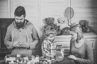 Aile inşaat plastik bloklarla oynama. Baba, anne ve oğlu