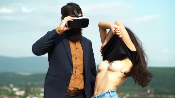 Atividade sexual virtual. Hipster homem jogar jogo de sexo virtual usar óculos hmd ou vr. Jogo erótico interativo. Explorar o cibersexo. Menina sexy seios nus personagem virtual. Jogar sexo jogo realidade virtual . — Vídeo de Stock