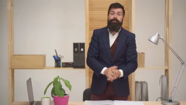 Zakenman die nieuw project presenteert. Team leider geven presentatie. Corporate Business Training, het aanbieden aan investeerders. Bearded Man in een pak gebaren en spreekt in een kantoor. — Stockvideo