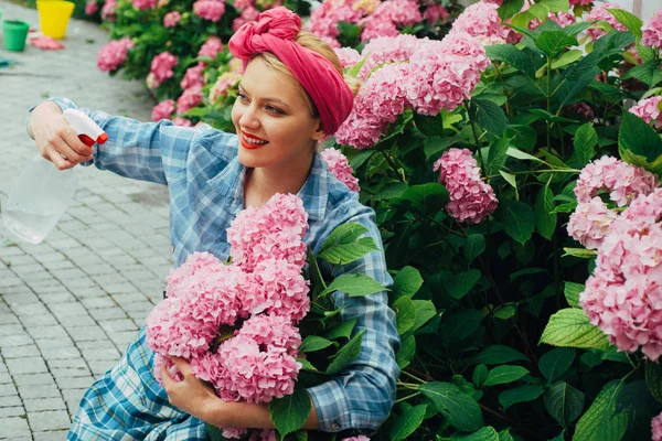 Fleurs de serre. femme soin de la fleur dans le jardin. Hortensia. Printemps et été. femme heureuse jardinier avec des fleurs. Soin et arrosage des fleurs. sols et engrais. J'aime m'occuper des fleurs. — Photo