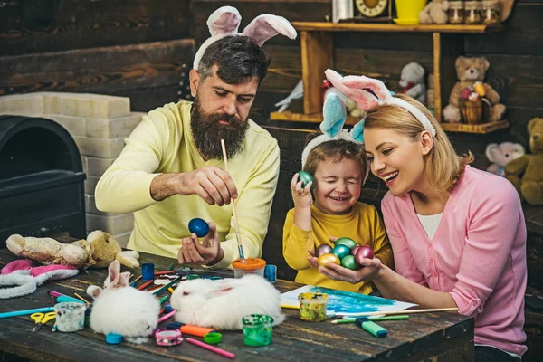 Mutlu bir aile için Paskalya yortusu yumurta fikirler. — Stok fotoğraf