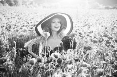 Kız retro şapkalı haşhaş tohumu alanındaki