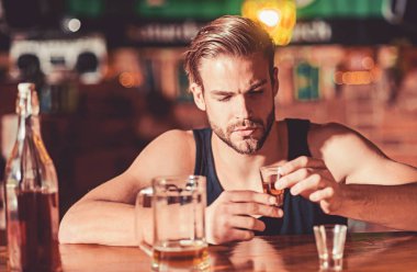 Ağır içme kötüdür. Alkollü adam adlı bar counter içme. Adam içki güçlü alkollü içecek ve bira barda. Kısa alkol içki ile alkol bağımlısı. Alkol bağımlılığı. İçme Alkol