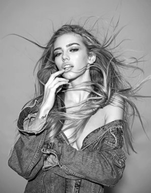 Kuaför ve saç bakımı. güzel moda modeli ile kuaför salon kadar rüzgarlı saçlı.