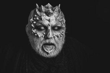 Toprak sana diken ve boynuzları ile canavar.