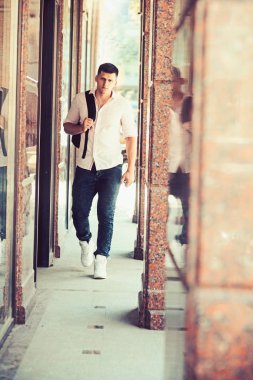 Sırt çantası tatilde yakışıklı adam. Seyahat çantası güneşli açık, yolculuk tutkusu üzerinde olan adam. Maço moda gömlek ve pantolon. Sokak moda modeli. Gençlik stil kavramı