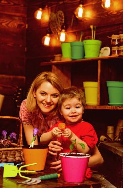 Hobi kavramı. Küçük bir çocuk yardım kadın bitki tencerede su ile püskürtme hobi. Aile hobi etkinliği zevk. Kapalı hobi olarak Bahçe