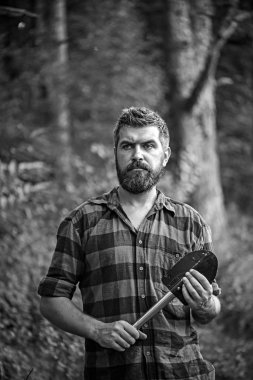 Doğal yeşil peyzaj üzerinde uzun sakallı hippi. Hipster seyahat gün yaz yeşil orman içinde kürek ile