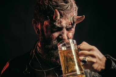 Cadılar Bayramı şeytan kırmızı kan ve yüzündeki yaralar