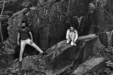 Mükemmel boots yürüyüş için. İki yaz tatilde aşık. Seksi kadın ve doğal peyzaj üzerinde sakallı adam. Çift aşk ve romantizm keyfini çıkarın. Tatil gezisinde şehvetli Çift