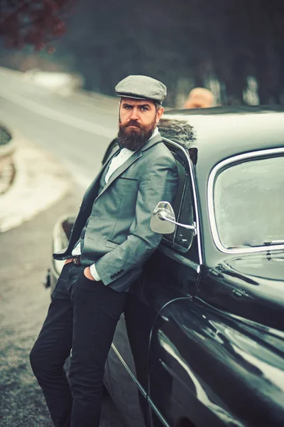 양복과 모자 복고풍 자동차에서 사업가입니다. 도로 사업. — 스톡 사진